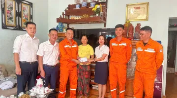 Điện lực Tủa Chùa (Công ty Điện lực Điện Biên) thăm hỏi thân nhân cán bộ công nhân viên nhân ngày 27/7