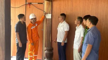 Điện lực Tủa Chùa (Công ty Điện lực Điện Biên) đóng điện trạm biến áp Pa Phông tại xã Tủa Thàng