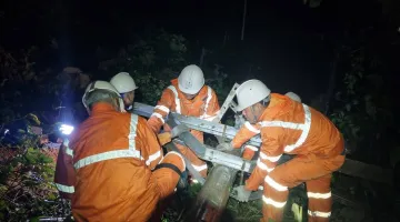 Điện lực Na Son (Công ty Điện lực Điện Biên) khẩn trương khắc phục sự cố lưới điện do thiên tai