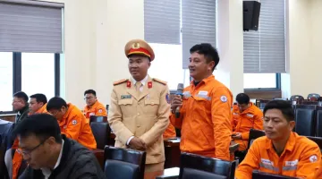 Huấn luyện quy trình, quy định mới trong công tác an toàn và kiến thức an toàn giao thông cho cán bộ, nhân viên Công ty Điện lực Điện Biên