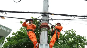 Điện lực Điện Biên Phủ (CTĐL Điện Biên) ra quân chỉnh trang cáp viễn thông và lưới điện đô thị