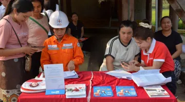 Điện lực Điện Biên Đông phối hợp với Viettel Điện Biên triển khai công tác thu tiền điện không sử dụng tiền mặt bằng ứng dụng Viettel Money.