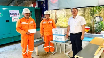 Công đoàn Công ty Điện lực Điện Biên thăm hỏi, động viên công nhân đội QLĐLKV Điện Biên Phủ trực phục vụ Festival Tinh hoa Tây Bắc - Điện Biên 2025