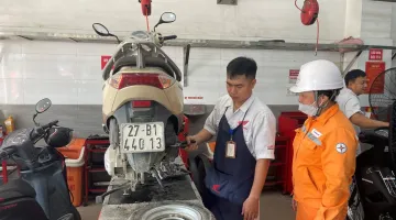 Công đoàn Công ty Điện lực Điện Biên thăm hỏi, động viên người lao động Điện lực Điện Biên Phủ nhân dịp tháng công nhân