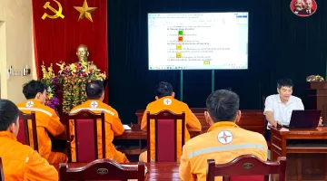 Điện lực Mường Nhé (Công ty Điện lực Điện Biên) chú trọng đào tạo nội bộ, nâng cao chất lượng nguồn nhân lực tại chỗ