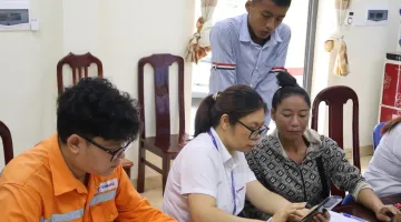 Điện lực Điện Biên Phủ phối hợp với ngân hàng hướng dẫn khách hàng thanh toán không dùng tiền mặt và cài đặt ứng dụng EVN CSKH