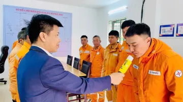 Đội QLĐLKV Mường Ảng tăng cường kiểm tra nồng độ cồn, đảm bảo an toàn trước giờ ra hiện trường