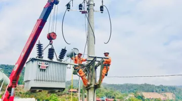 Đội QLĐLKV Mường Ảng nâng công suất trạm biến áp Co Sản phục vụ Tết Bính Ngọ 2026