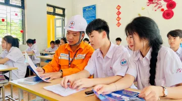 Điện lực Mường Ảng (Công ty Điện lực Điện Biên) trang bị kỹ năng an toàn điện cho học sinh trước kỳ nghỉ hè