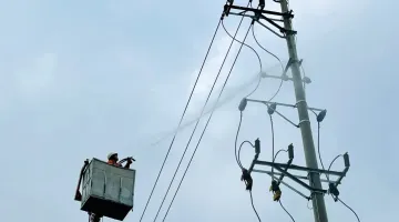 Điện lực Mường Ảng (Công ty Điện lực Điện Biên) tăng cường vệ sinh cách điện hotline, bảo đảm cấp điện an toàn và liên tục