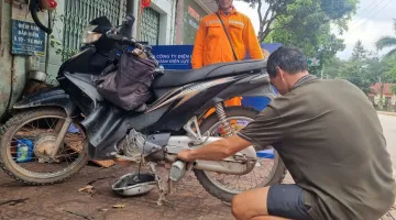 Điện lực Na Son bảo dưỡng xe máy miễn phí cho người lao động.