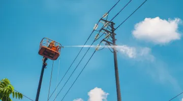 Đội Quản lý điện lực khu vực Na Son triển khai vệ sinh sứ cách điện bằng nước áp lực cao đảm bảo cấp điện an toàn, liên tục