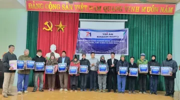 Đội Quản lý điện lực khu vực Na Son trao quà cho các hộ gia đình chính sách, hộ nghèo, hộ có hoàn cảnh khó khăn bị ảnh hưởng bởi lũ lụt trong Tháng Tri ân khách hàng năm 2025