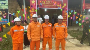 Đội QLĐLKV Na Son đảm bảo dòng điện thông suốt, góp phần vào thành công Ngày hội toàn dân