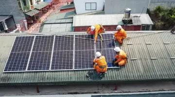 CBCNV Đội QLĐLKV Na Sang tiên phong lắp đặt điện mặt trời mái nhà lan tỏa thông điệp xanh