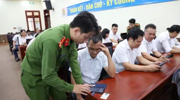 Công an tỉnh hướng dẫn góp ý văn kiện ĐH XIV qua VNeID tại PC Điện Biên