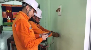 Đội QLĐLKV Tủa Chùa đảm bảo nguồn điện an toàn, góp phần vào thành công của Ngày hội non sông