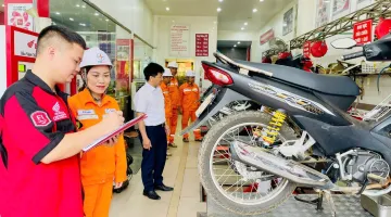Công đoàn Điện lực Mường Ảng tổ chức bảo dưỡng xe máy cá nhân cho người lao động