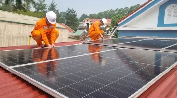 Nói đi đôi với làm, CBCNV Điện lực Na Son tiên phong 'xanh hóa' mái nhà gia đình