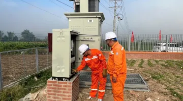 Điện lực Thanh An trực đảm bảo nguồn điện an toàn đón đoàn công tác Trung ương thăm và làm việc tại Trường liên cấp xã Sam Mứn