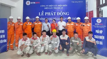 Điện lực Thanh An (Công ty Điện lực Điện Biên) đồng loạt chỉnh trang cáp viễn thông trên lưới điện