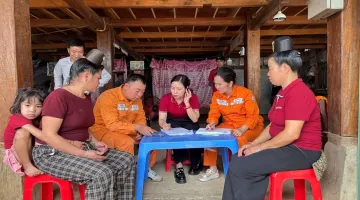 Điện lực Tủa Chùa đưa dịch vụ thanh toán không dùng tiền mặt đến tận thôn, bản