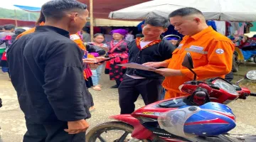 Điện lực Tủa Chùa đưa ứng dụng CSKH đến chợ phiên vùng cao Sín Chải