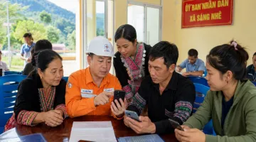Điện lực Tủa Chùa (Công ty Điện lực Điện Biên) hướng dẫn người dân cài đặt ứng dụng chăm sóc khách hàng