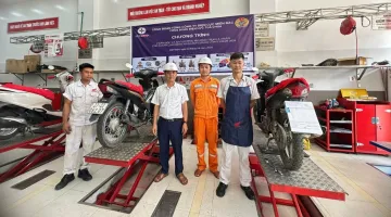 Công đoàn Điện lực Tủa Chùa phối hợp tổ chức chương trình bảo dưỡng xe máy cho người lao động