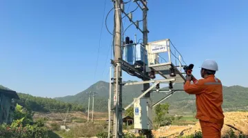 Đội QLĐLKV Tủa Chùa tăng cường kiểm tra lưới điện bằng camera nhiệt để ngăn ngừa sự cố từ sớm, từ xa