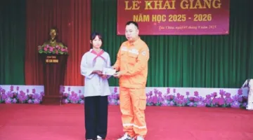 Đội QLĐLKV Tủa Chùa trao học bổng cho học sinh nghèo vượt khó nhân ngày khai giảng năm học 2025-2026