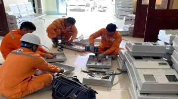 Điện lực Tủa Chùa (Công ty Điện lực Điện Biên) thay thế hòm hộp công tơ cũ hỏng để đảm bảo an toàn cấp điện