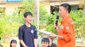 Điện lực Tuần Giáo triển khai tuyên truyền sử dụng điện an toàn, tiết kiệm và thúc đẩy thanh toán không dùng tiền mặt