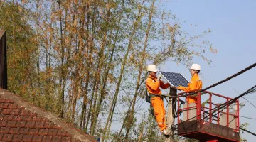 Đoàn Thanh niên Công ty Điện lực Điện Biên gắn biển công trình "Thắp sáng đường quê" chào mừng kỷ niệm 35 năm thành lập Công ty.