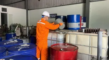 Trung tâm Thí nghiệm điện Điện Biên tăng cường kiểm tra, xử lý rò dầu máy biến áp nhằm chủ động phòng ngừa ô nhiễm môi trường