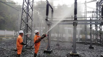 Lưới điện 110kV Tuần Giáo nâng cao độ tin cậy bằng công nghệ vệ sinh cách điện