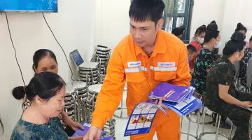 Xí nghiệp Lưới điện cao thế Điện Biên (Công ty Điện lực Điện Biên) tăng cường tuyên truyền bảo vệ an toàn hành lang lưới điện