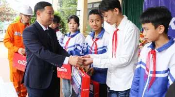 Cảm động hình ảnh Người thợ điện "cõng" yêu thương về vùng lũ Mường Pồn