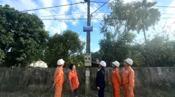 Đội QLĐLKV Thanh An thắp sáng đường quê tại Bản Pa Bói