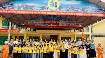 Điện lực Mường Ảng trao tặng 100 cuốn sách tranh “Bí mật quả cầu tím” cho học sinh tiểu học vùng cao