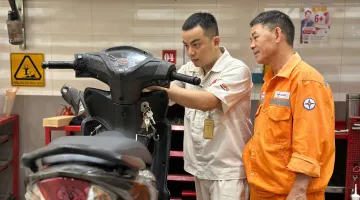 Xí nghiệp Lưới điện cao thế Điện Biên hỗ trợ kinh phí bảo dưỡng xe máy cho Người lao động