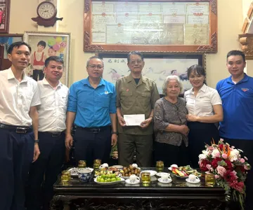 Công ty Điện lực Điện Biên tổ chức thăm hỏi, tri ân các gia đình chính sách nhân ngày 27/7