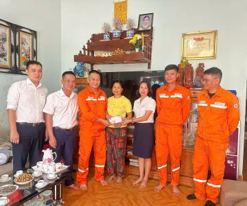 Điện lực Tủa Chùa (Công ty Điện lực Điện Biên) thăm hỏi thân nhân cán bộ công nhân viên nhân ngày 27/7