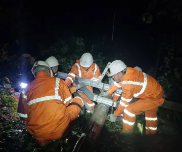 Điện lực Na Son (Công ty Điện lực Điện Biên) khẩn trương khắc phục sự cố lưới điện do thiên tai