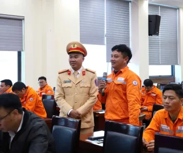 Huấn luyện quy trình, quy định mới trong công tác an toàn và kiến thức an toàn giao thông cho cán bộ, nhân viên Công ty Điện lực Điện Biên