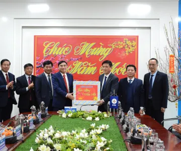 Lãnh đạo tỉnh Điện Biên thăm và động viên CBCNV Công ty Điện lực Điện Biên ngay trong ngày đầu tiên của năm mới Giáp Thìn 2024
