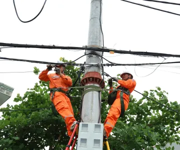 Điện lực Điện Biên Phủ (CTĐL Điện Biên) ra quân chỉnh trang cáp viễn thông và lưới điện đô thị