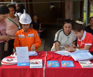 Điện lực Điện Biên Đông phối hợp với Viettel Điện Biên triển khai công tác thu tiền điện không sử dụng tiền mặt bằng ứng dụng Viettel Money.