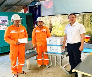 Công đoàn Công ty Điện lực Điện Biên thăm hỏi, động viên công nhân đội QLĐLKV Điện Biên Phủ trực phục vụ Festival Tinh hoa Tây Bắc - Điện Biên 2025