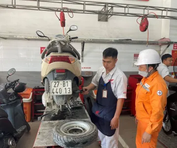 Công đoàn Công ty Điện lực Điện Biên thăm hỏi, động viên người lao động Điện lực Điện Biên Phủ nhân dịp tháng công nhân